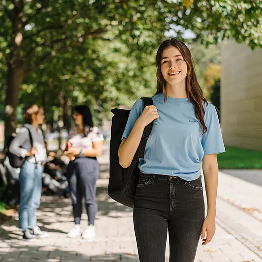 Studentin vor dem KIZ