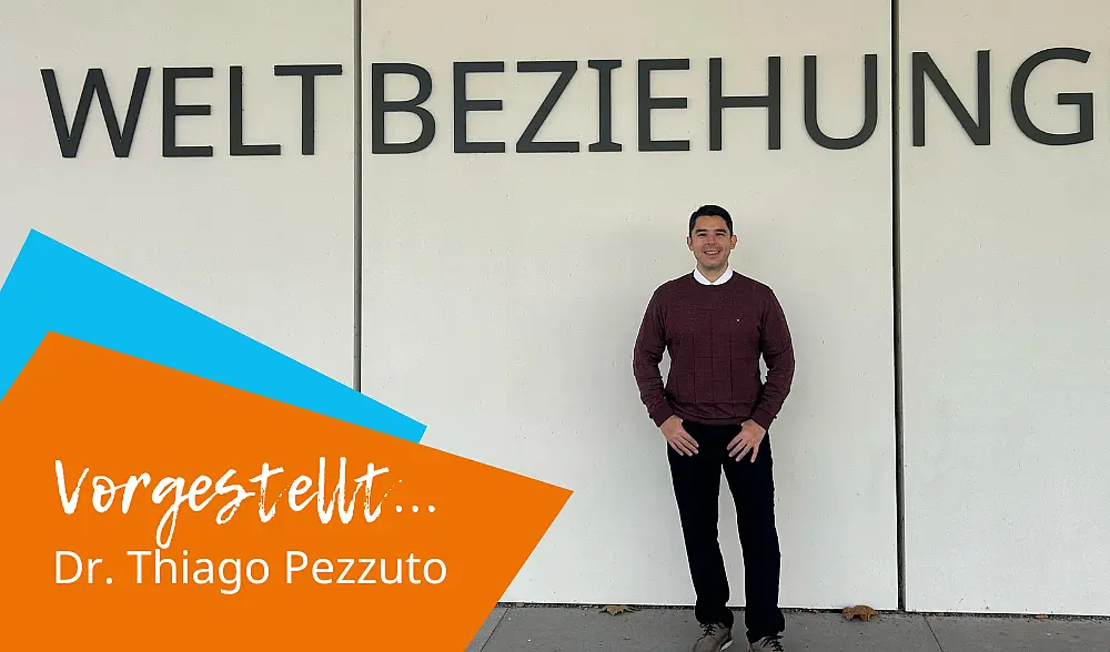 Dr. Thiago Pezzuto vor dem Forschungsbau "Weltbeziehungen"