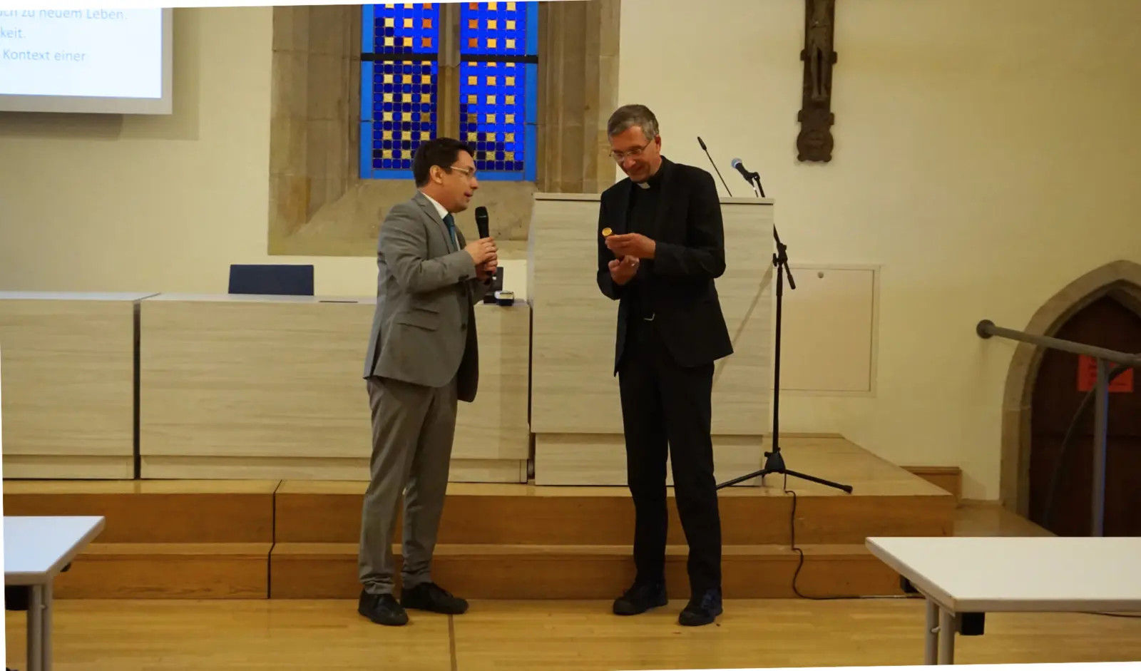 Niklas Wagner überreicht Bischof Karger Brückentrüffel