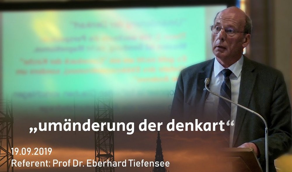 Prof. Dr. Eberhard Tiefensee am Rednerpult mit seinem Vortrag "Umänderung der Denkart" im Rahmen der Messe "die pastorale!"