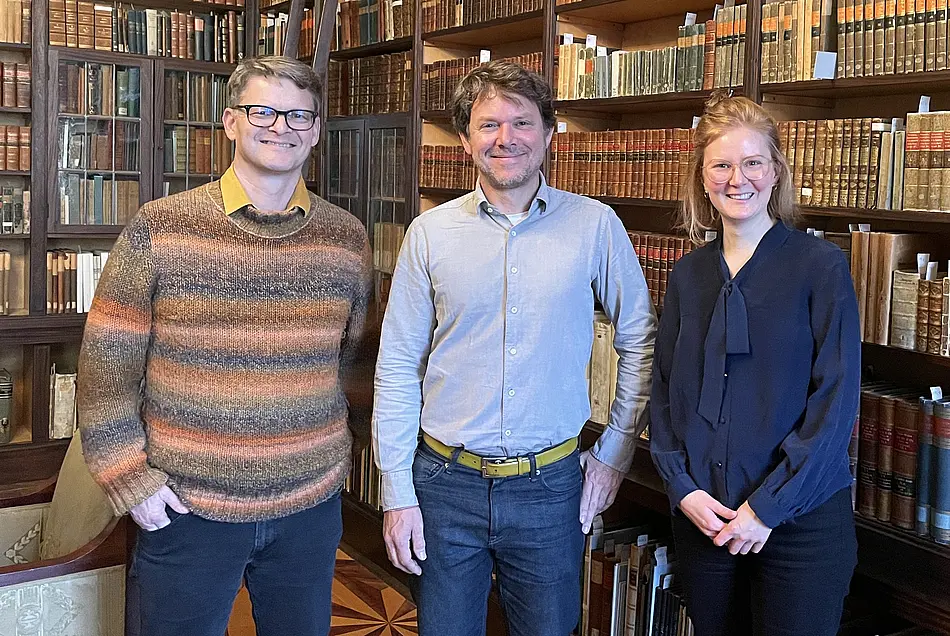 Foto von Guido Naschert, Steffen Schroeder und Andrea Karle in der Forschungsbibliothek Gotha