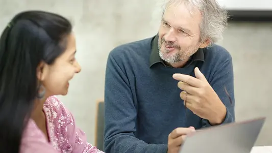 Gespräch zwischen Studentin und Dozenten