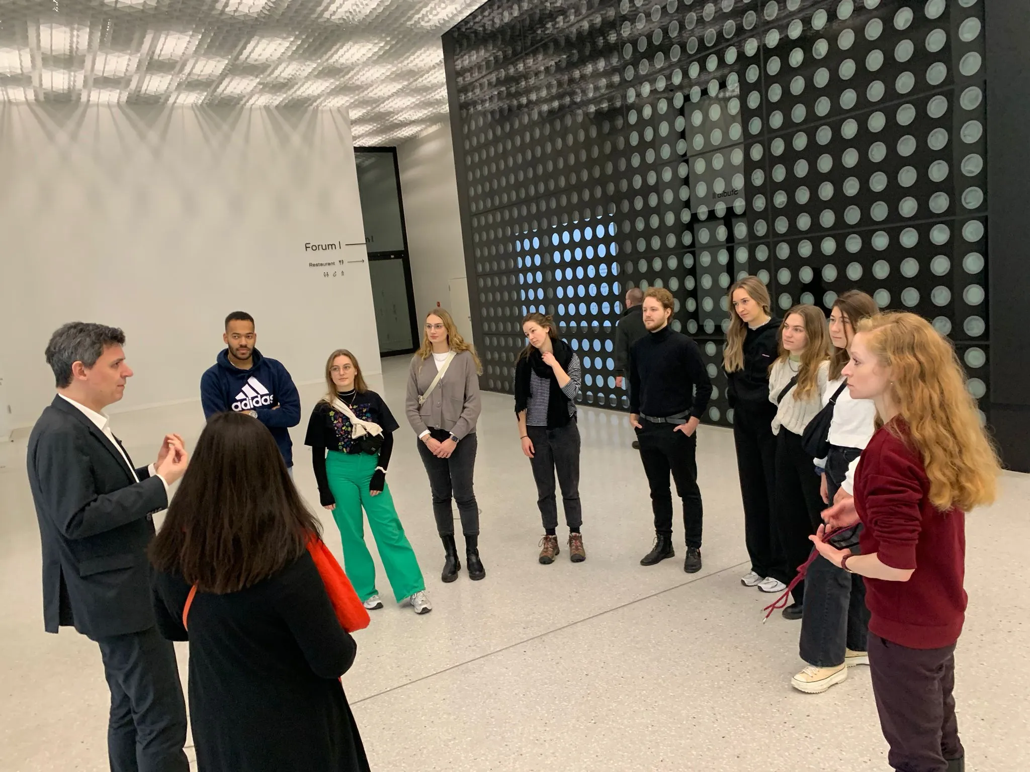 Studierende bei einer Führung durchs Museum