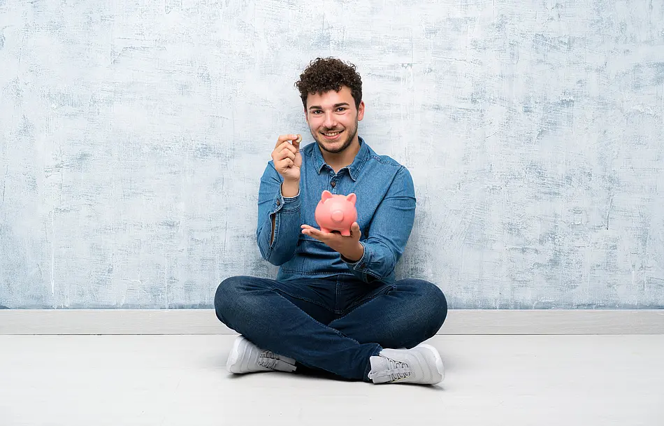 Student mit Sparschwein