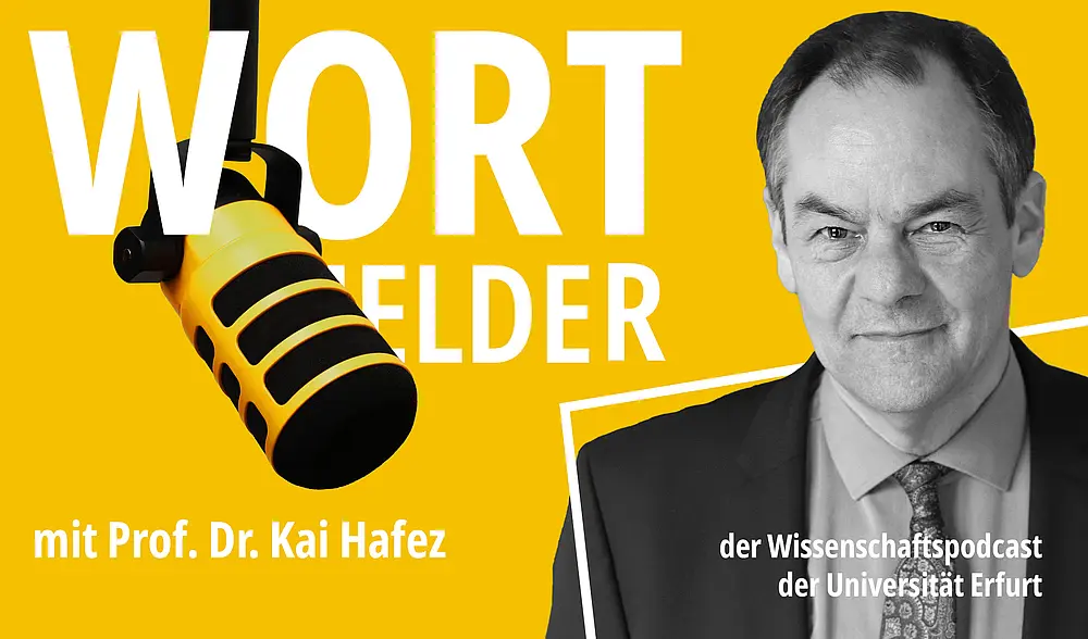 rechts im Bild schwarz-weiß Porträtfoto von Prof. Dr. Kai Hafez mit kurzen dunklen Haaren und dunklem Jackett mit Karwatte, gelber Hintergrund, Text: WORTMELDER der Wissenschaftspodcast der Universität Erfurt