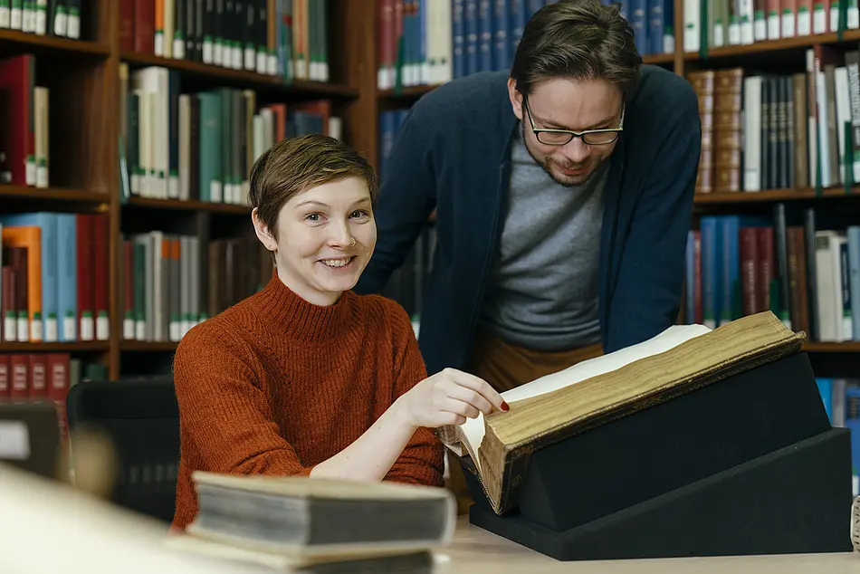 Forscherin in der Forschungsbibliothek Gotha