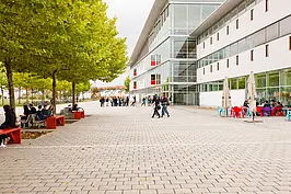 Tische des Cafe Hilgenfelds vor der Universitätsbibliothek der Universität Erfurt