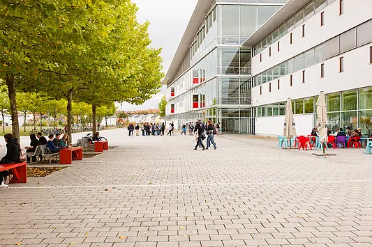 Tische des Cafe Hilgenfelds vor der Universitätsbibliothek der Universität Erfurt