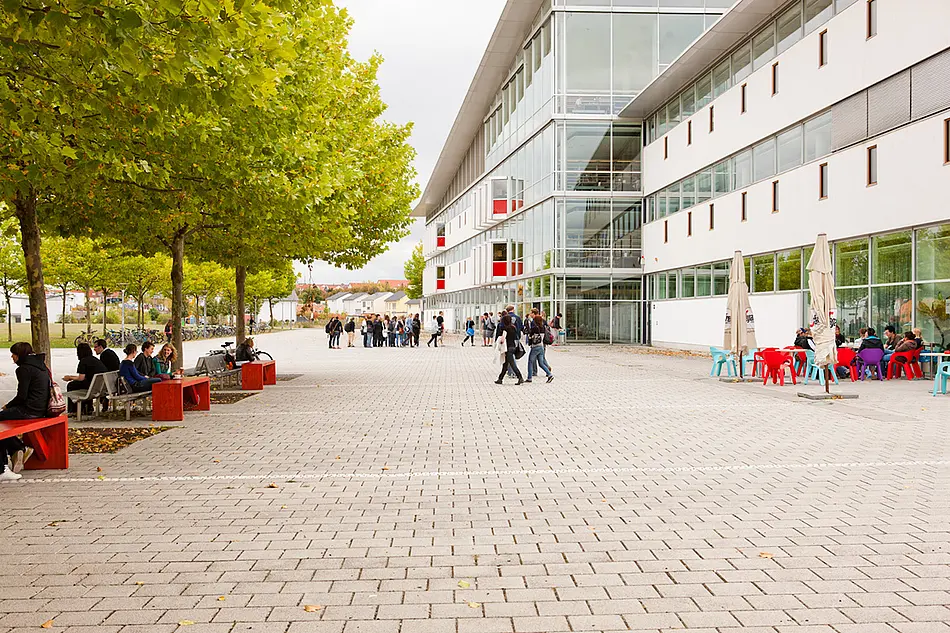 Tische des Cafe Hilgenfelds vor der Universitätsbibliothek der Universität Erfurt