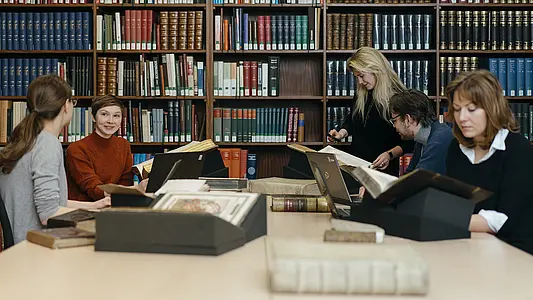 Eine Gruppe von Forschern in der Forschungsbibliothek Gotha