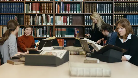 Eine Gruppe von Forschern in der Forschungsbibliothek Gotha