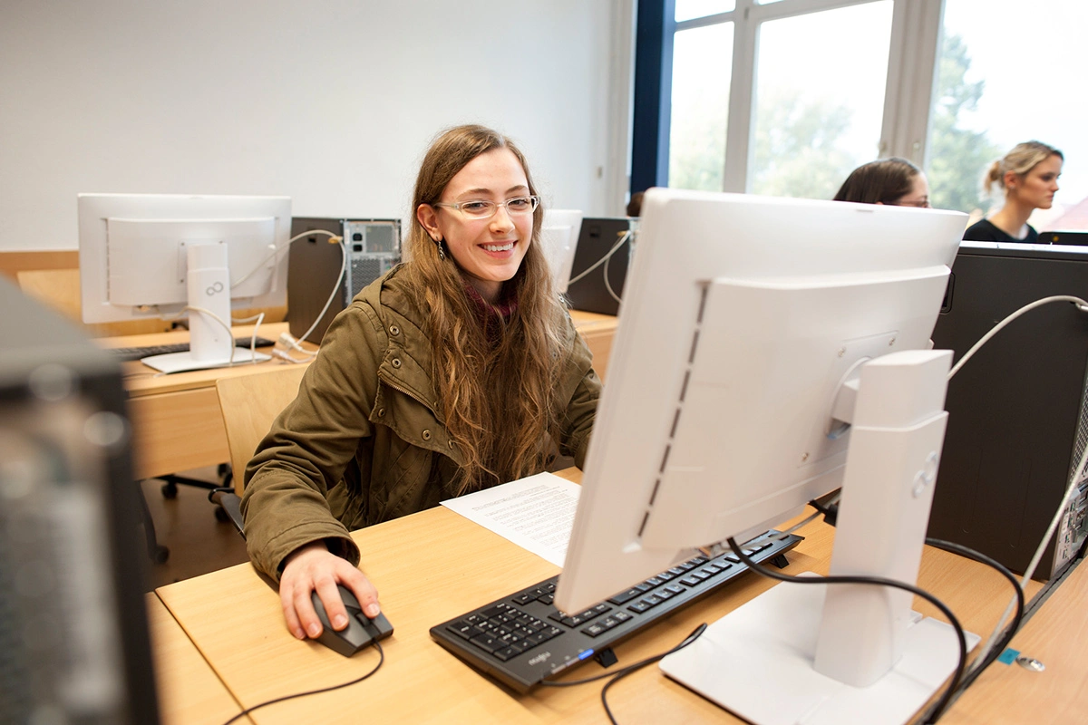 Studentin an Rechner Arbeitsplatz