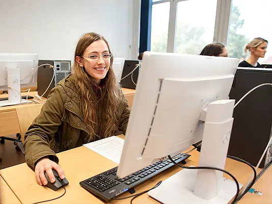 Studentin am PC