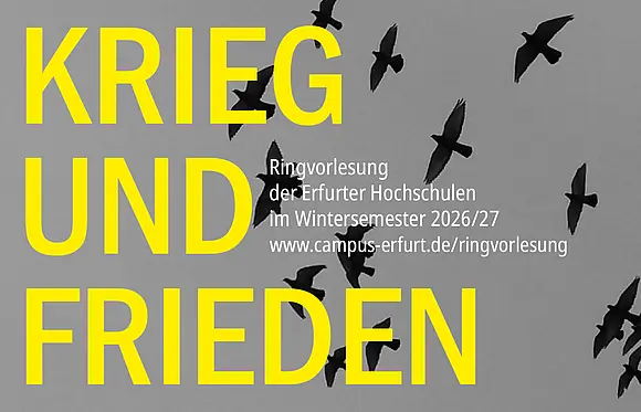 Gelber Schriftzug "Krieg und Frieden" vor schwarz-weißem Hintergrund mit fliegenden Tauben
