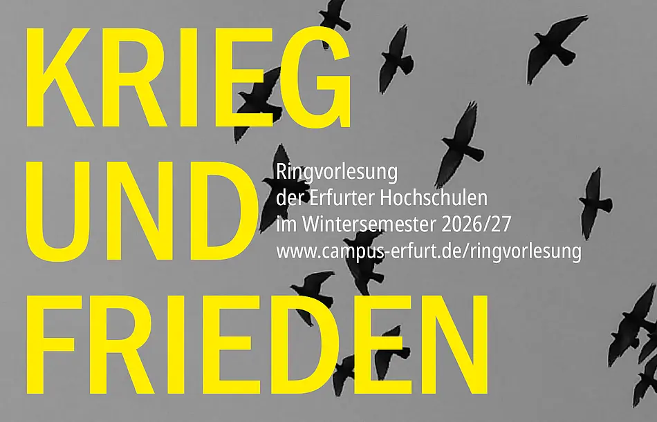 Gelber Schriftzug "Krieg und Frieden" vor schwarz-weißem Hintergrund mit fliegenden Tauben