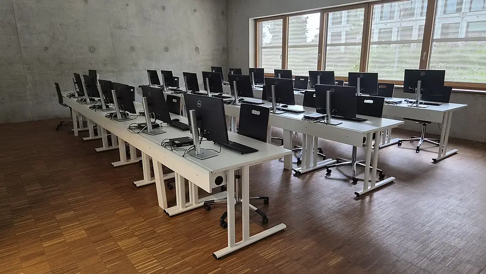 Rechnerpool im KIZ mit vielen Arbeitsplätzen mit Rechnern