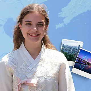 Jule-Marie lächelnd in einem traditionellem südkoreanischen hellem Kleid, 3 Polaroidaufnahmen mit Skyline, Tempel und Nachtaufnahme, im Hintergrund Südkorea als Karte, Text: Ich bin dann mal ... Jule-Marie in Südkorea