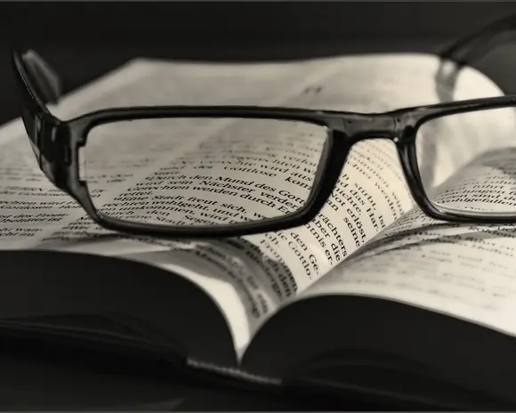 Eine Brille liegt auf einem Buch