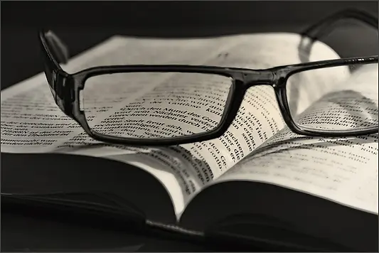 Eine Brille liegt auf einem Buch