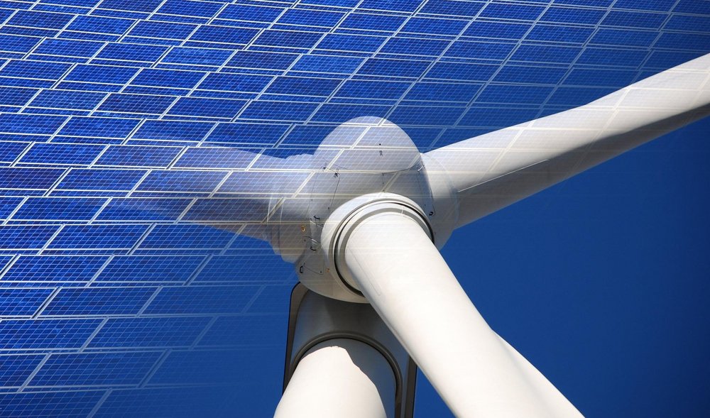 Windkraftanlage und Solarzellen