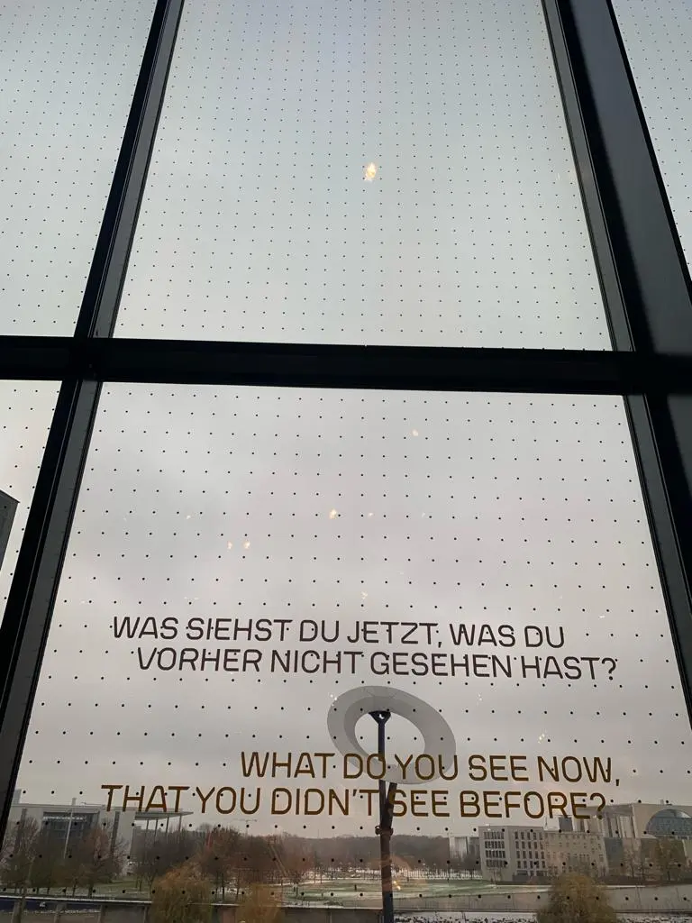 Spruch an Fensterscheibe
