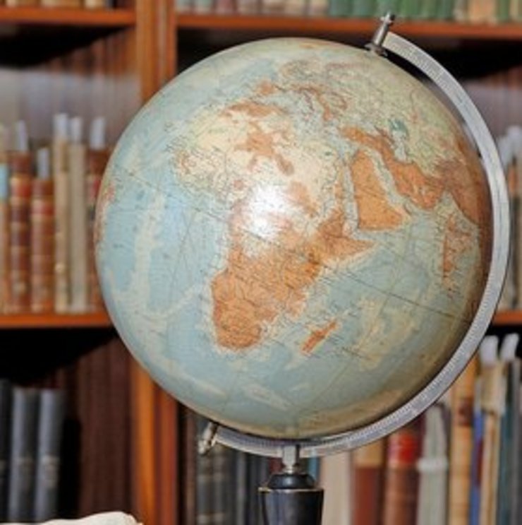 Globus auf Schreibtisch SammLehr