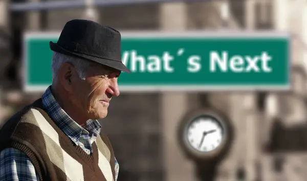 Rentner vor einem "What's next?"-Schild