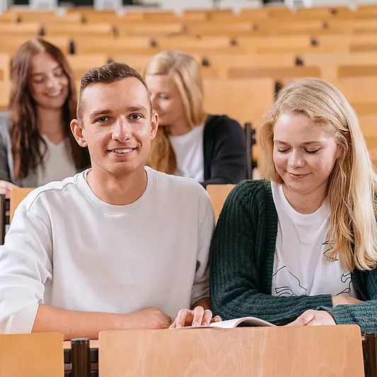 Student und Studentin im Hörsaal