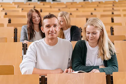 Student und Studentin im Hörsaal