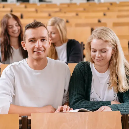 Student und Studentin im Hörsaal