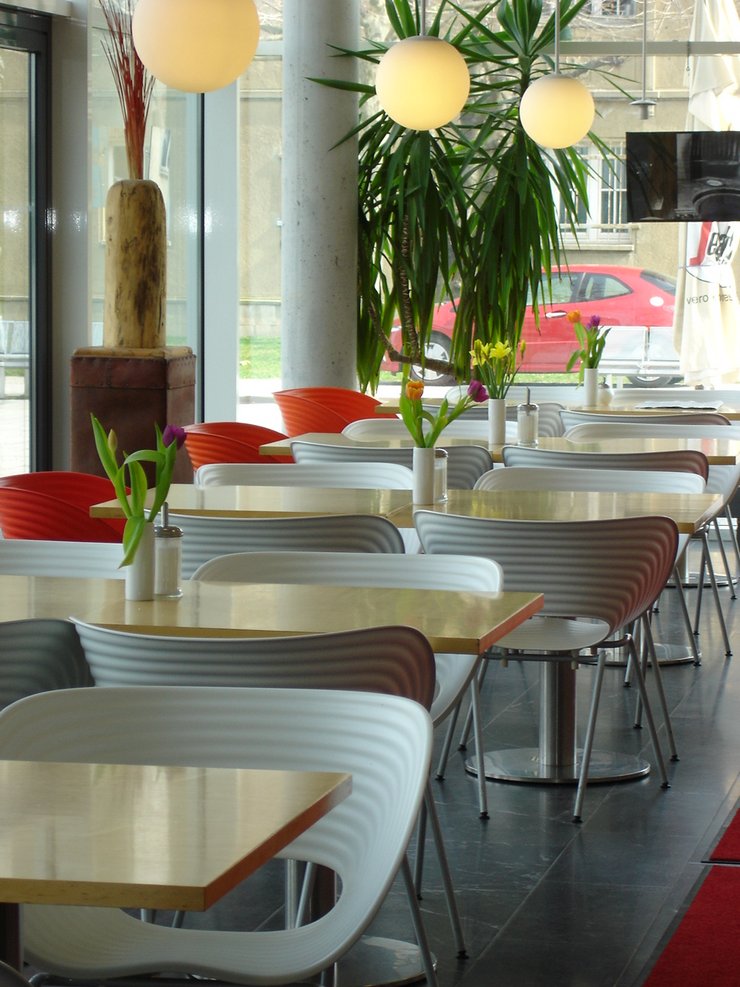 Sitzplätze der Cafeteria in der UB Erfurt