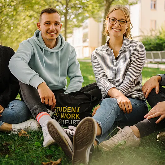 Studierende auf dem Campus