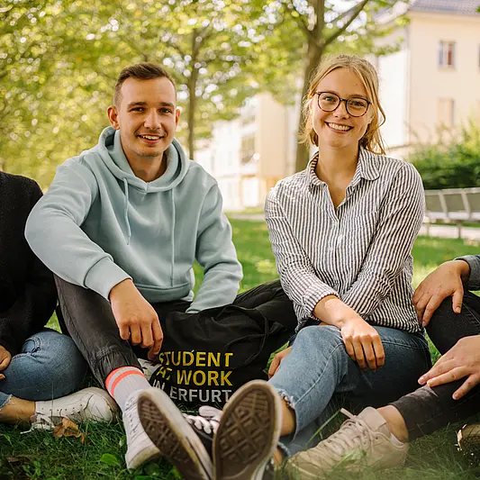 Studierende auf dem Campus