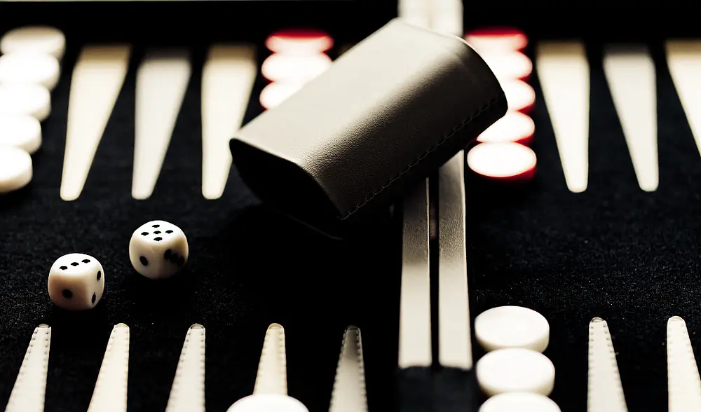 Ein Backgammon-Brett mit Würfelbecher und Würfeln