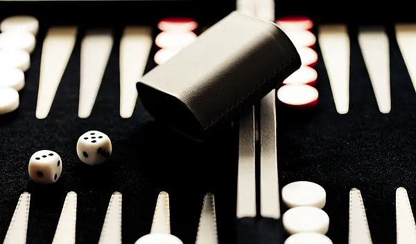 Ein Backgammon-Brett mit Würfelbecher und Würfeln