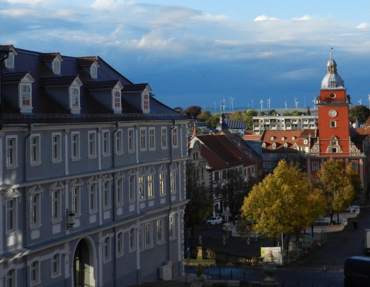 Forschungszentrum Gotha mit Rathaus im Hintergrund