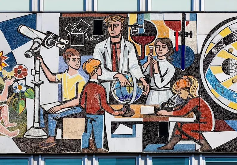 Ausschnitt aus Walter Womacka: Unser Leben, 1964. Mosaikfries am Haus des Lehrers, Berlin.
