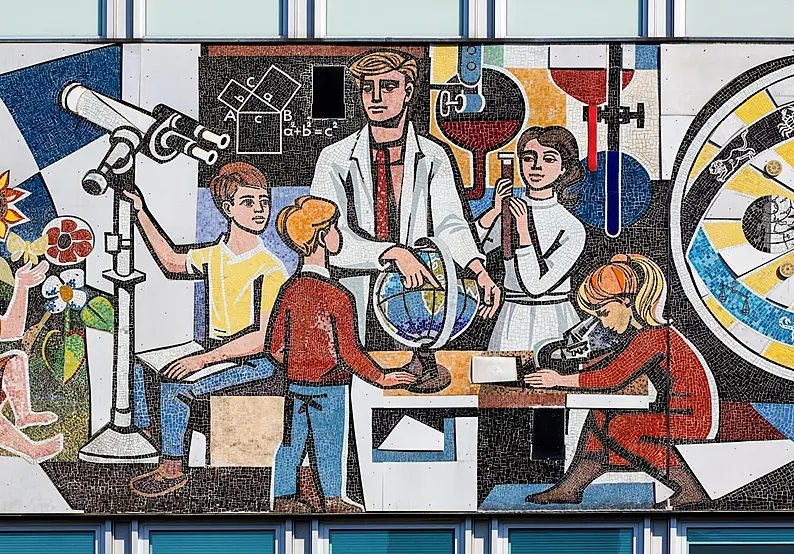 Ausschnitt aus Walter Womacka: Unser Leben, 1964. Mosaikfries am Haus des Lehrers, Berlin.