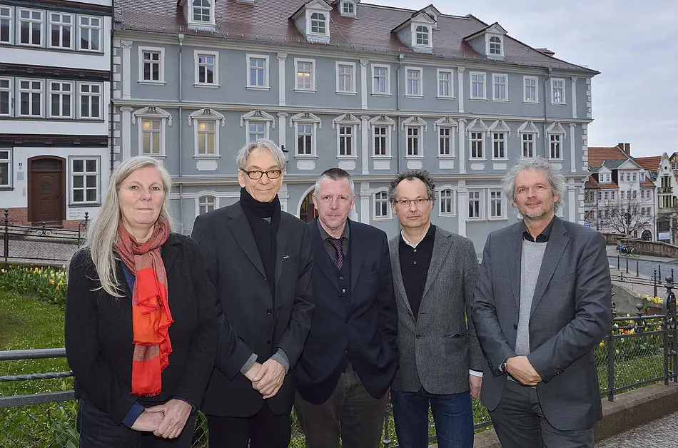 v.l. Prof. Dr. Iris Schröder, Prof. Dr. Walter Bauer-Wabnegg, Rolf Ferdinand Schmalbrock, Dr. Markus Meumann und Prof. Dr. Martin Mulsow vor dem Landschaftshaus in Gotha