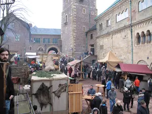 Ein Teil des mittelalterlichen Weihnachtsmarktes auf dem Burginnenhof