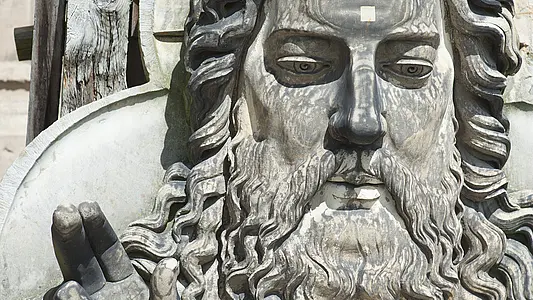 Ein Relief in der Domstraße 10, Katholisch-Theologische Fakultät der Universität Erfurt