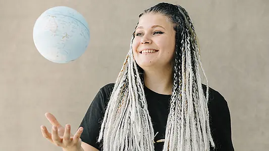 Studentin mit Globus