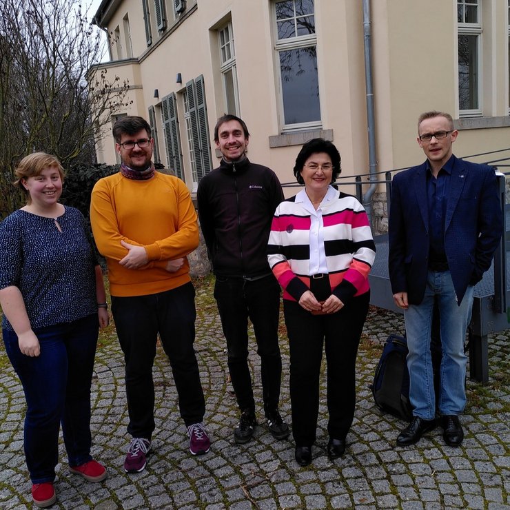 Team des Lehrstuhls Christliche Sozialethik: von links nach rechts: Paulina Hauser, Sebastian Rilke, Adrian Magnucki, Prof. Dr. Elke Mack, Dr. Jakob Drobnik