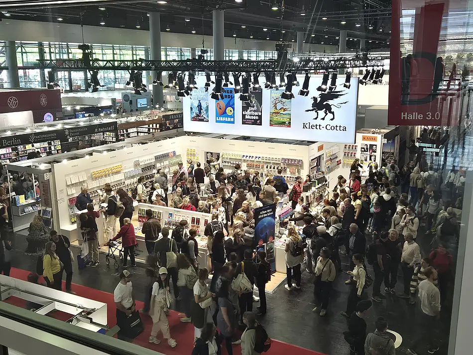 Frankfurter Buchmesse Überblick eines Messestandes