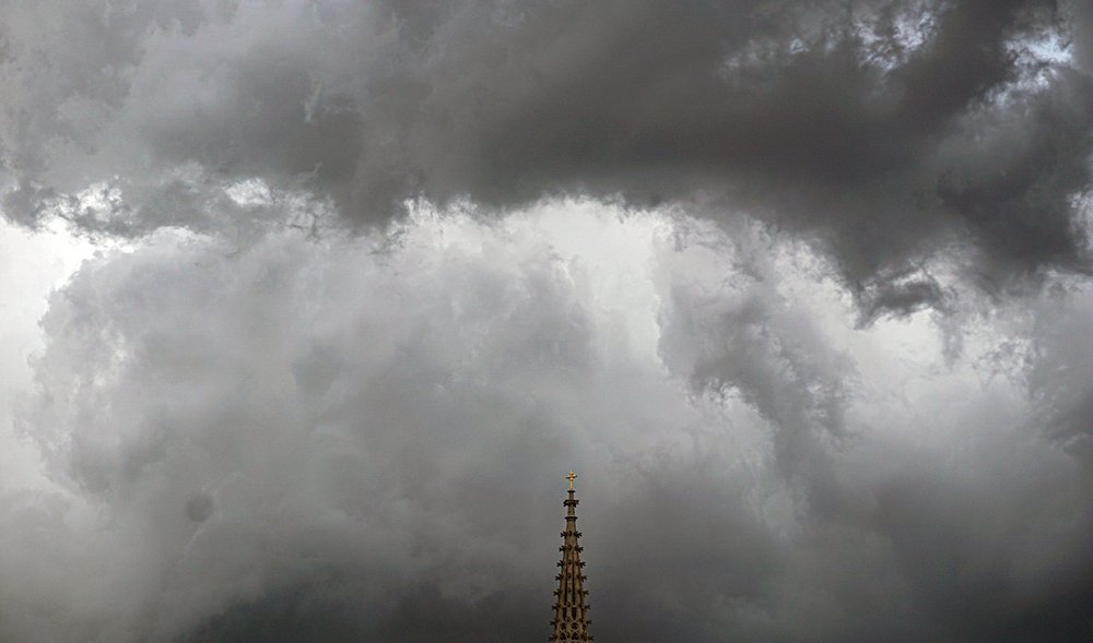Dunkle Wolken über einem Kirchturm