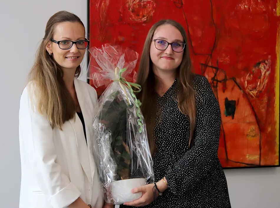 Anne Höhlein (r.) together with the person responsible for training at the University of Erfurt, Susan Brand
