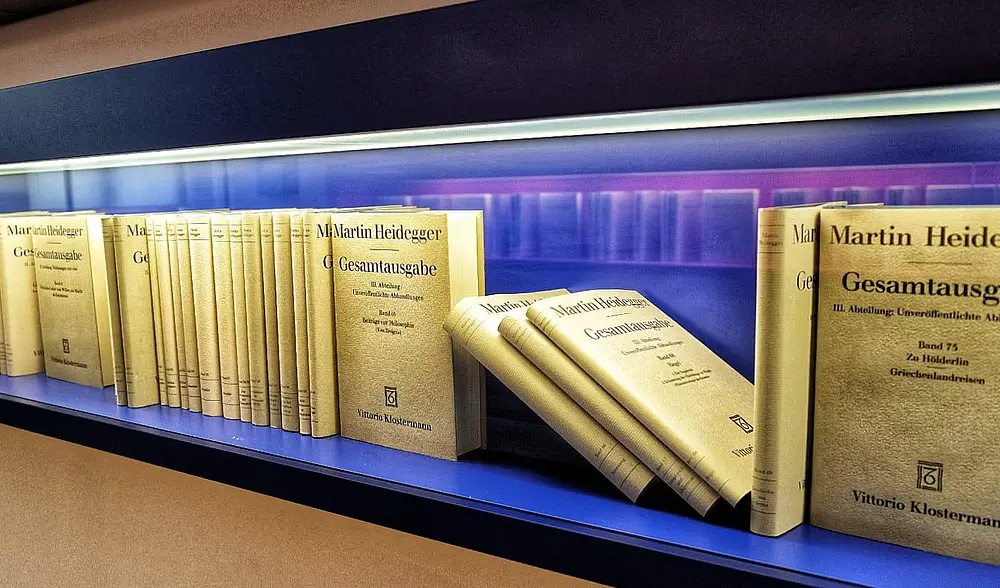 Bände der Heidegger Gesamtausgabe in einer Vitirne