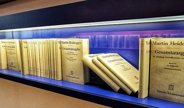Bände der Heidegger Gesamtausgabe in einer Vitirne