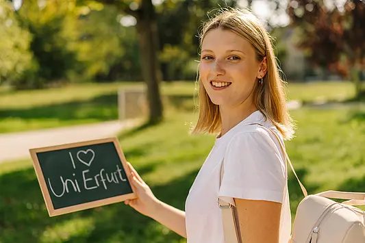 Studentin mit Tafel an der Uni Erfurt