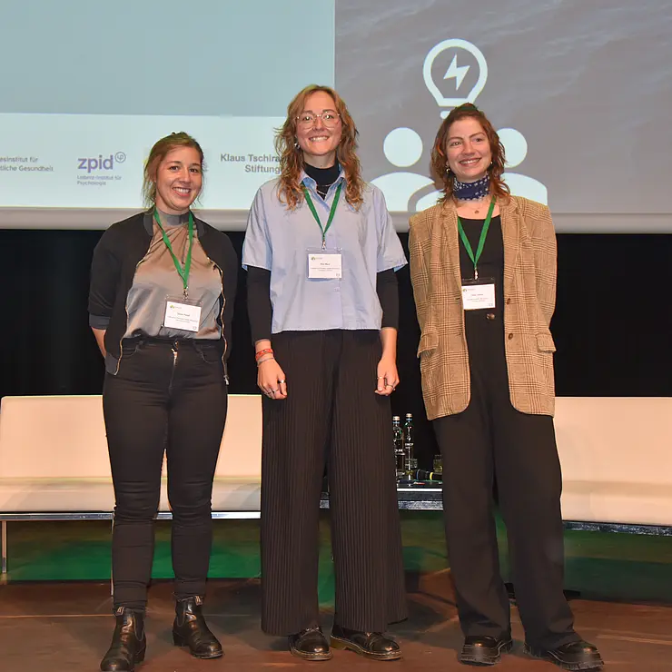 drei Frauen auf einer Bühne